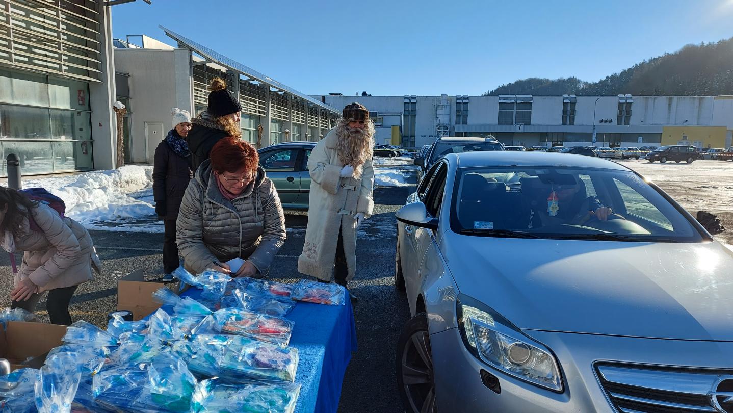 Razdelitev daril - DRIVE IN