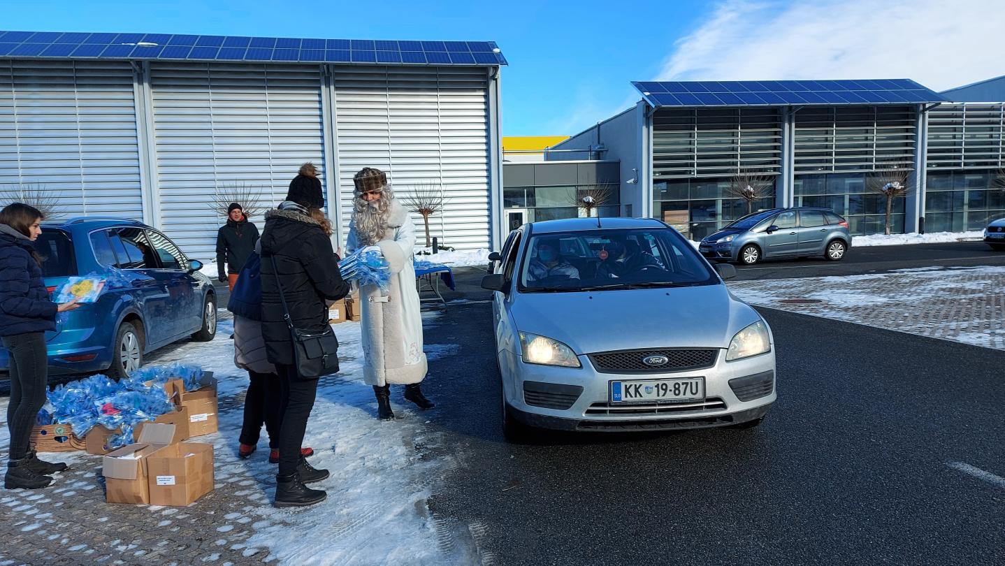 Razdelitev daril - DRIVE IN