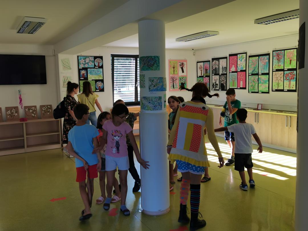 Ogled razstave "Ustvari cvet, en češnjev cvet"